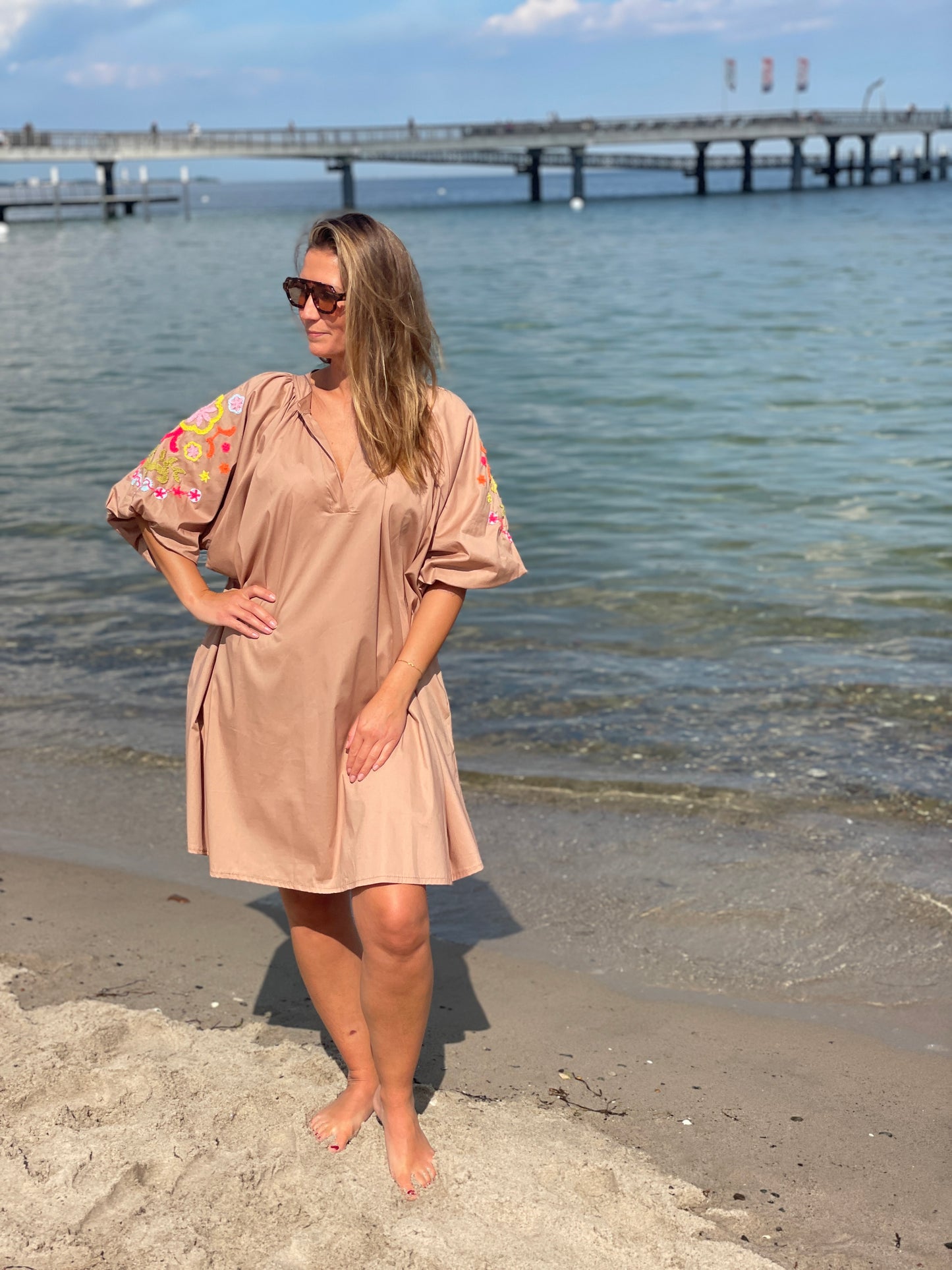 Kleid Coastal Bloom – Sand Dune