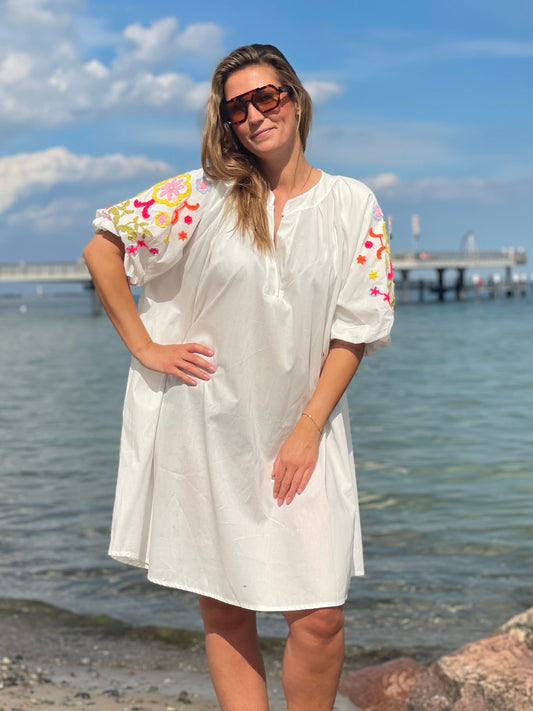 Kleid Coastal Bloom – White Sands
