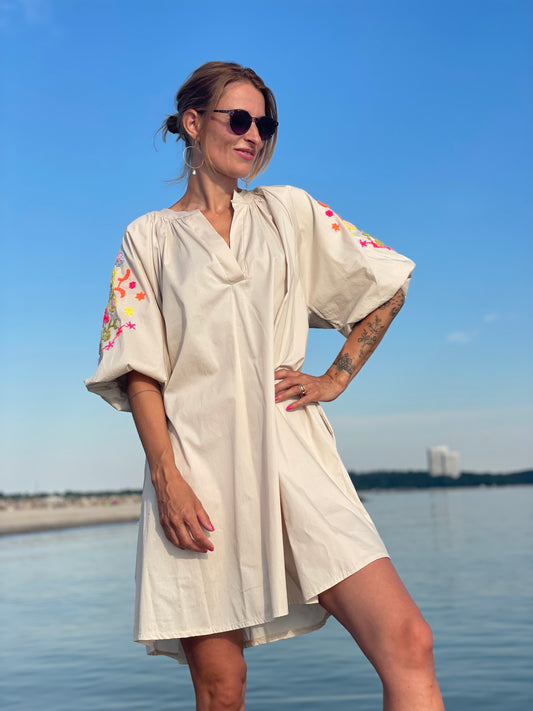 Kleid Coastal Bloom – Light Sand