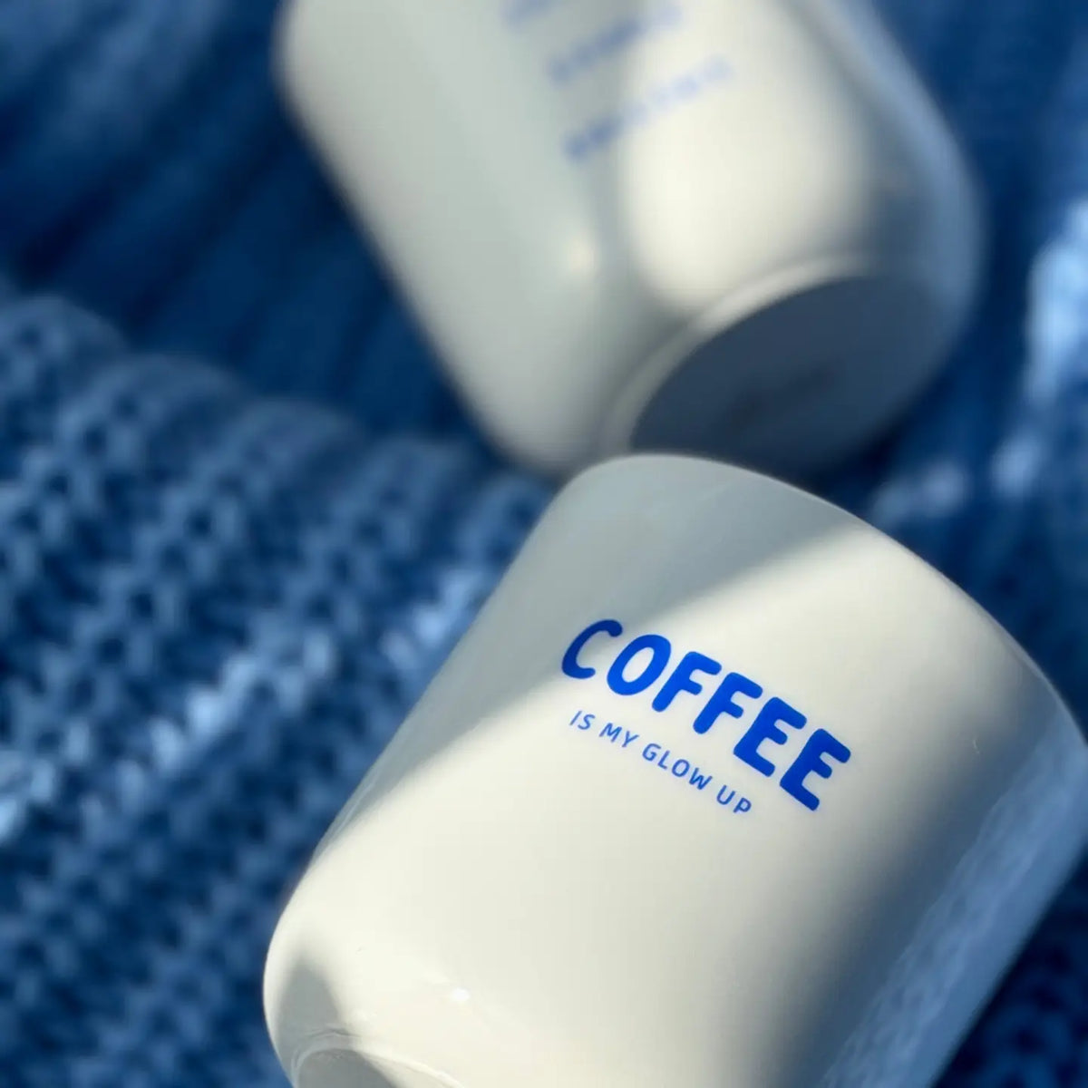 Coffee is my Glow Up – Porzellanbecher in Weiß mit Blau