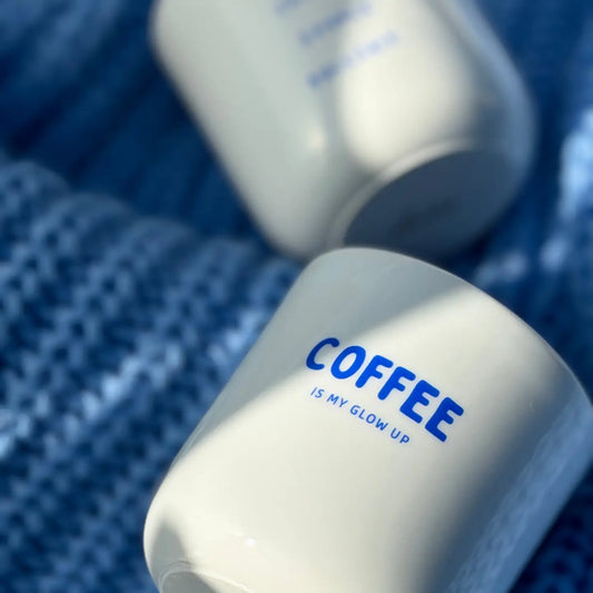 Coffee is my Glow Up – Porzellanbecher in Weiß mit Blau