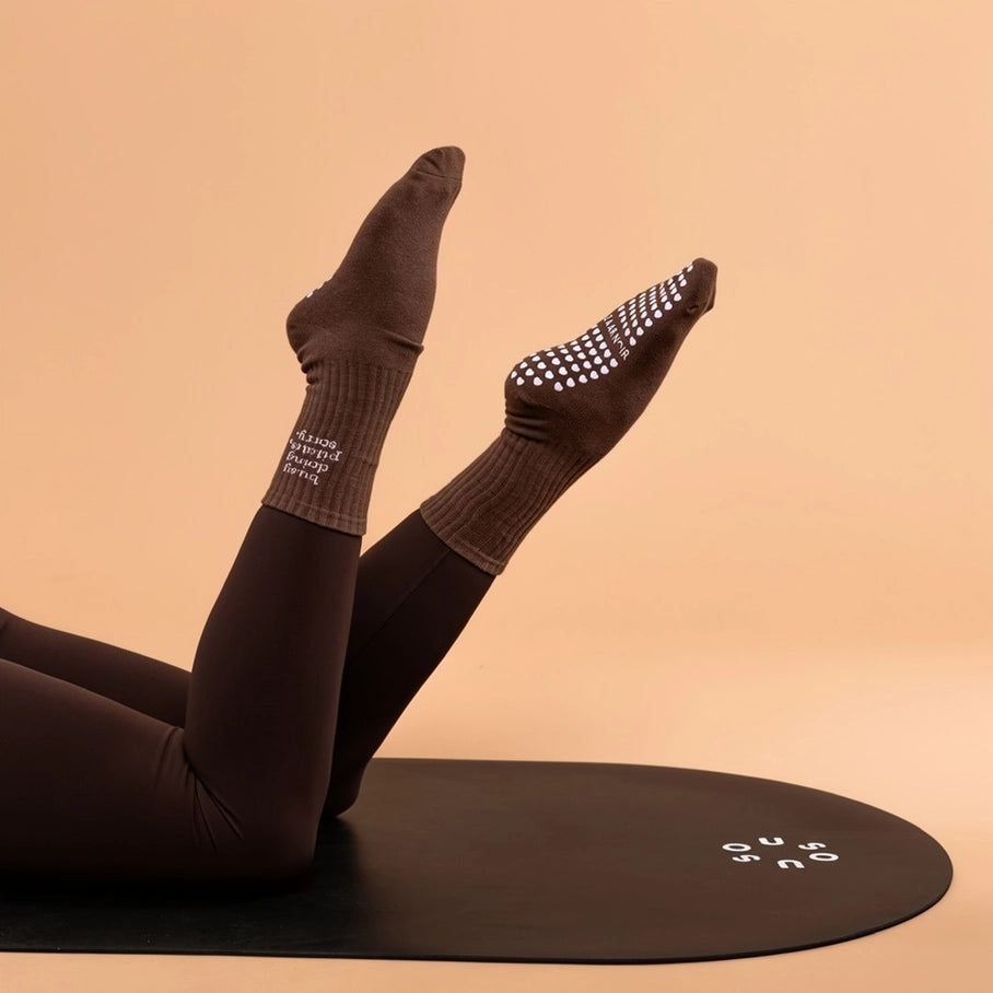 Pilates Grip Socken – Busy Doing Pilates, Sorry - Braun
