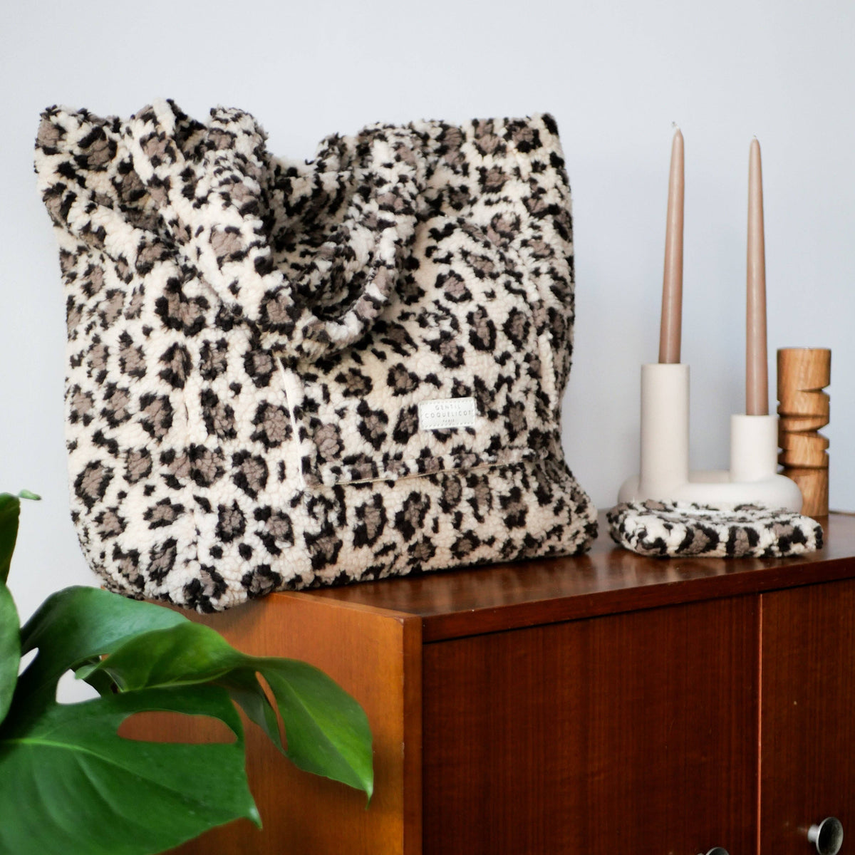 Leo Teddy Shopper – Flauschige Tragetasche im Leo-Look