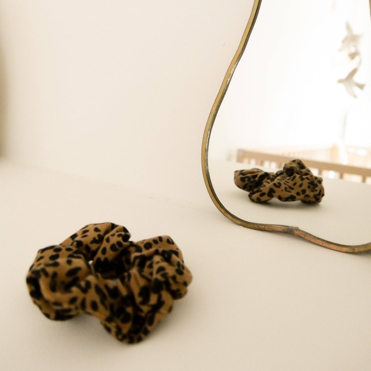 Leo Scrunchie – Haargummi im angesagten Leoparden-Look