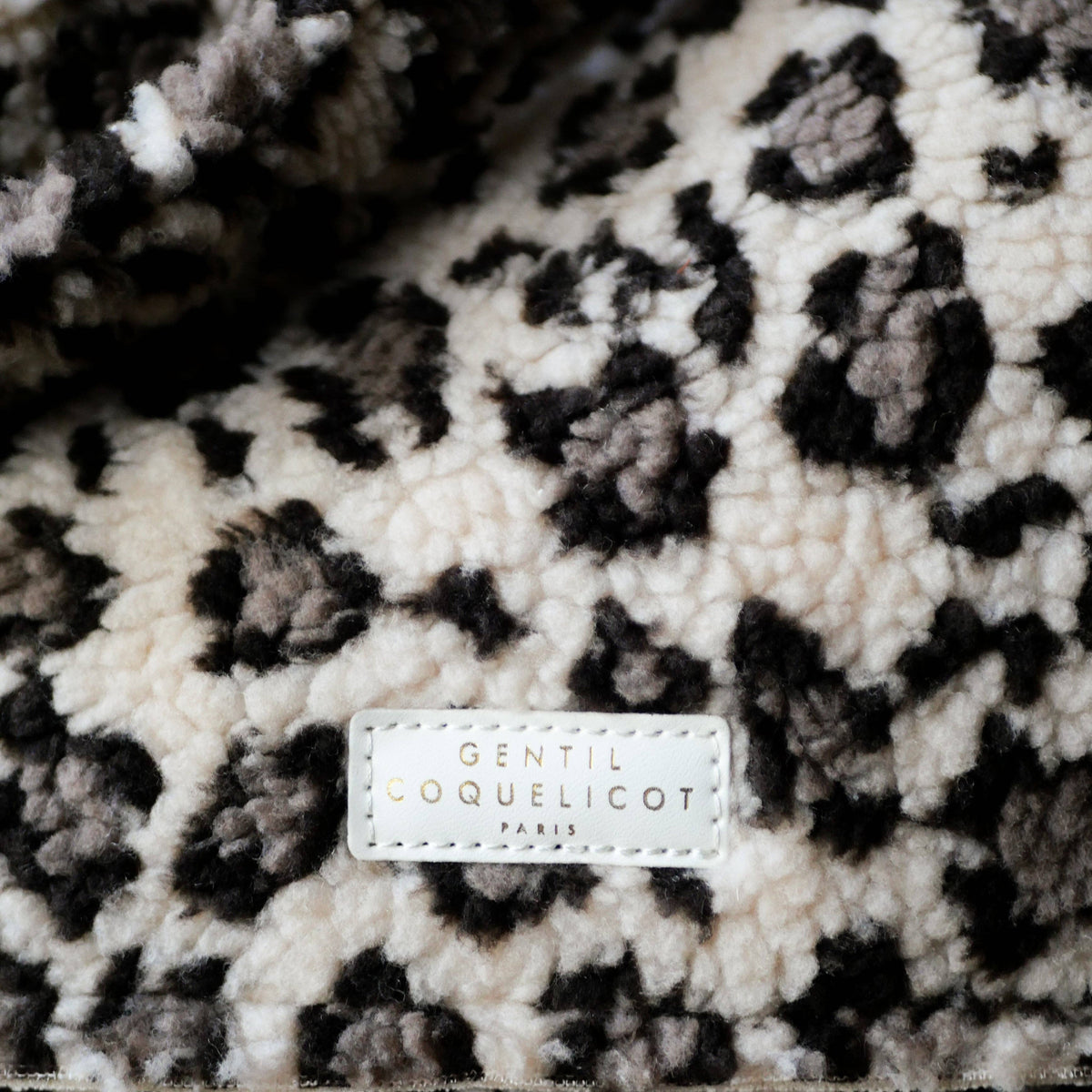 Leo Teddy Shopper – Flauschige Tragetasche im Leo-Look