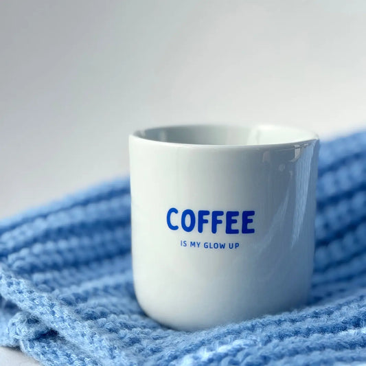 Coffee is my Glow Up – Porzellanbecher in Weiß mit Blau