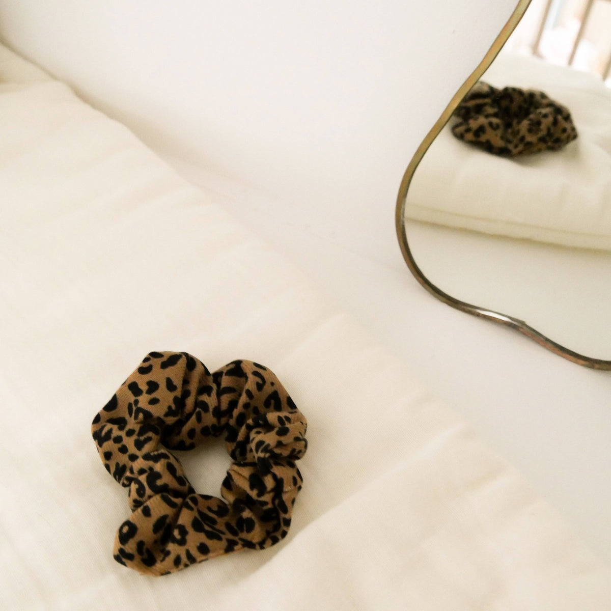 Leo Scrunchie – Haargummi im angesagten Leoparden-Look