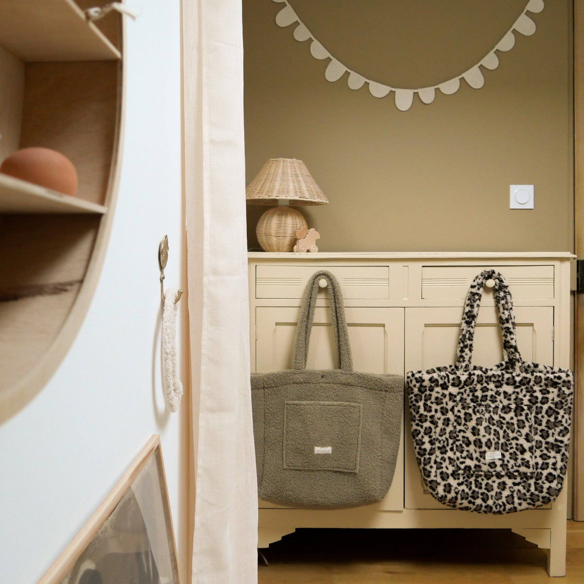 Leo Teddy Shopper – Flauschige Tragetasche im Leo-Look