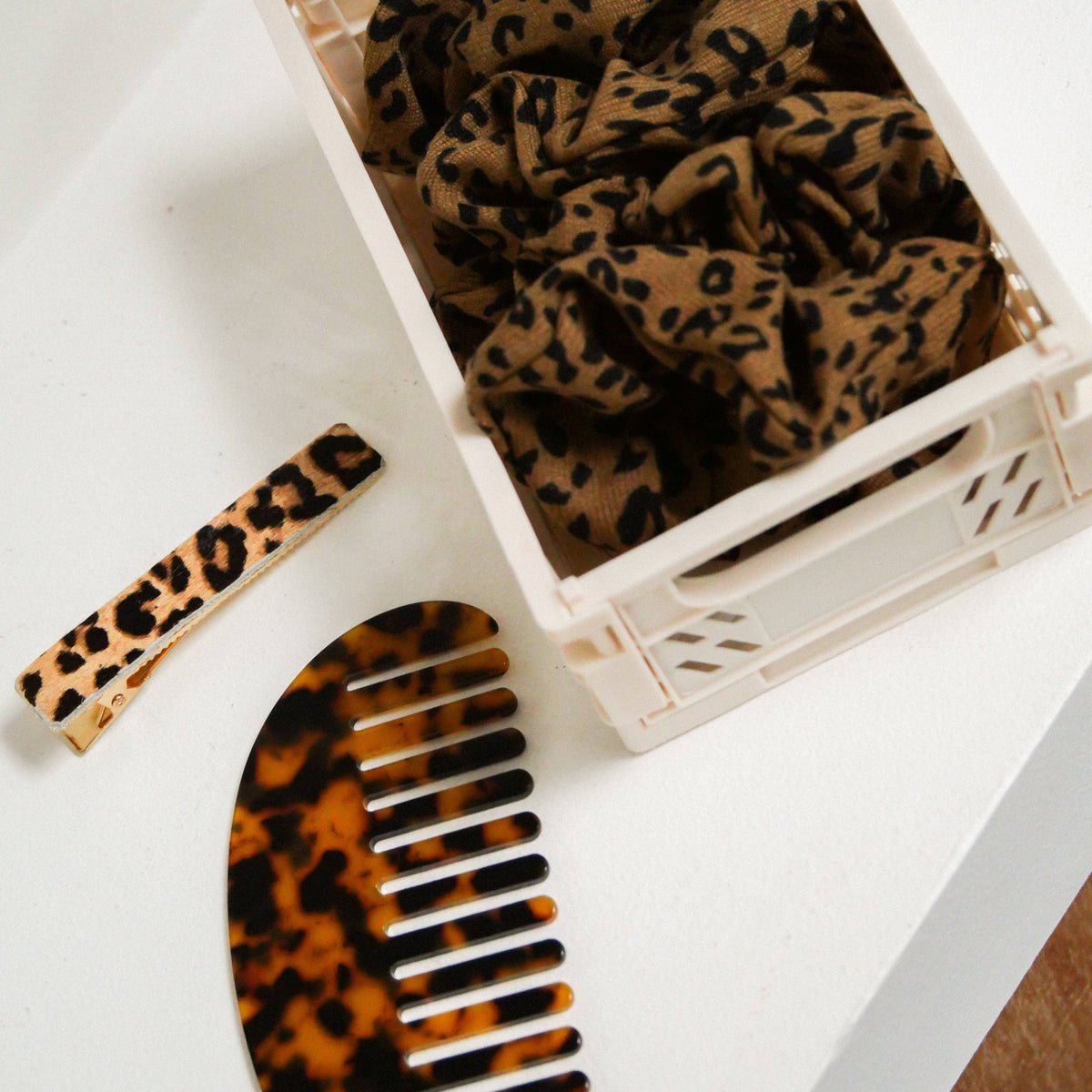Leo Scrunchie – Haargummi im angesagten Leoparden-Look