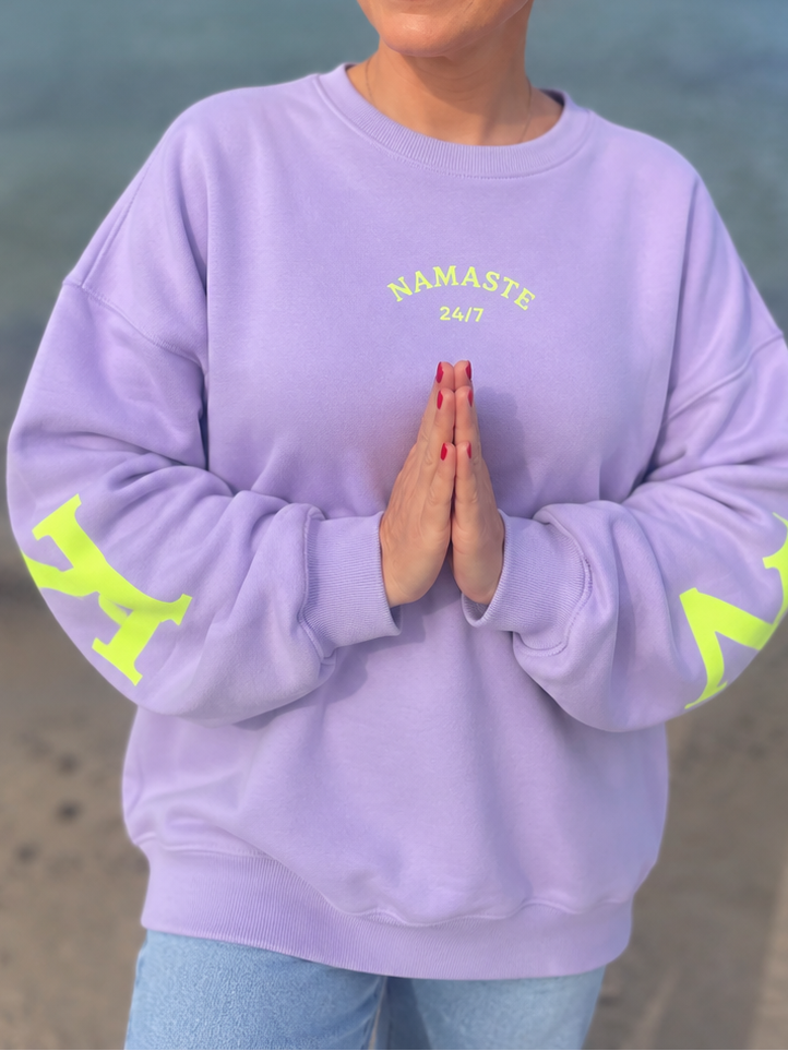 Oversize Sweater „Namasté 24/7“ - lavendel