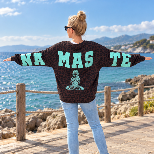 Leo Oversize Sweater „Namasté“ - Türkis