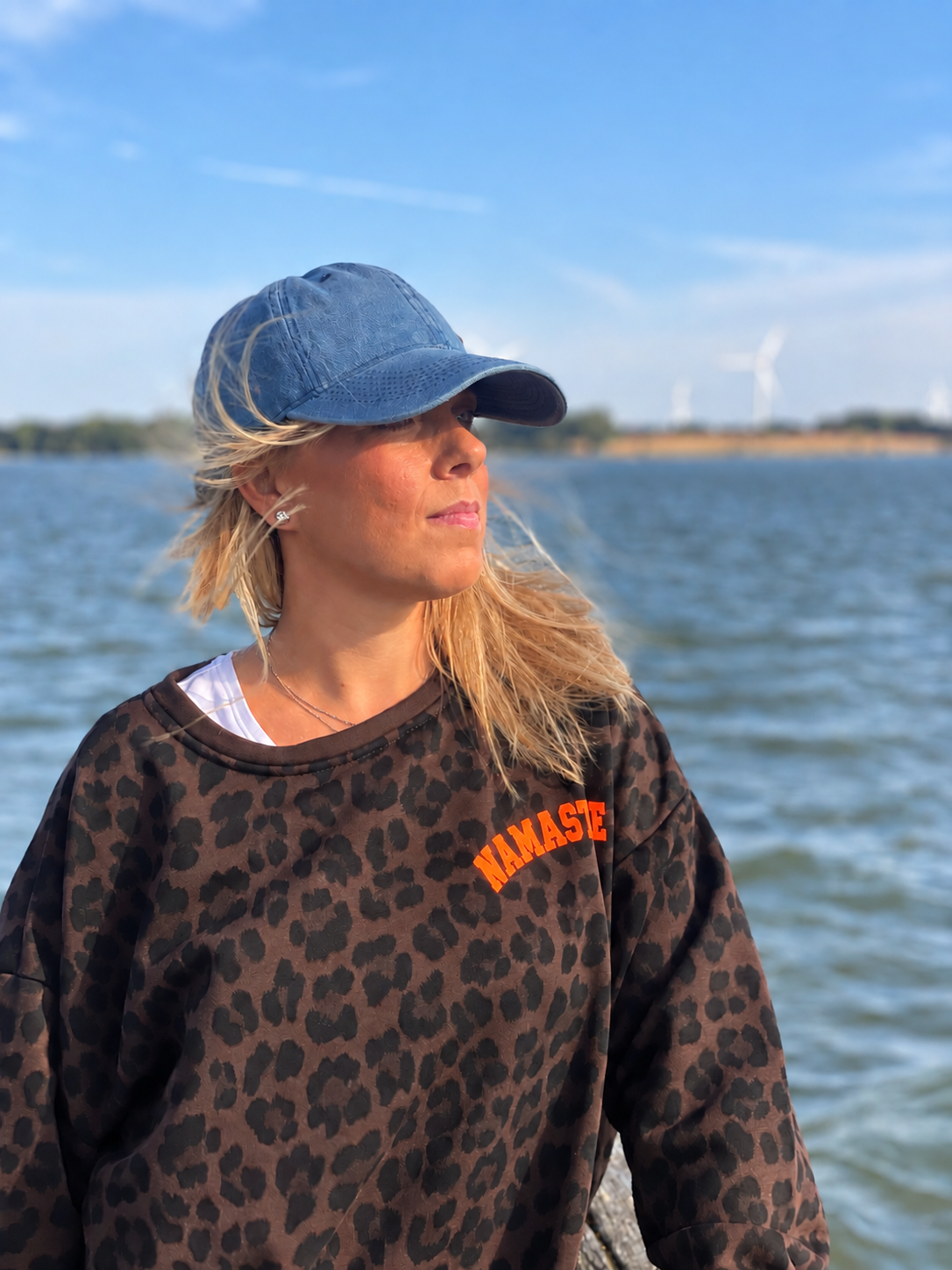 Leo Oversize Sweater „Namasté“ - Neon Orange