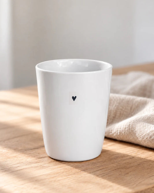 Porzellanbecher mit Herz – minimalistischer Lieblingsbecher