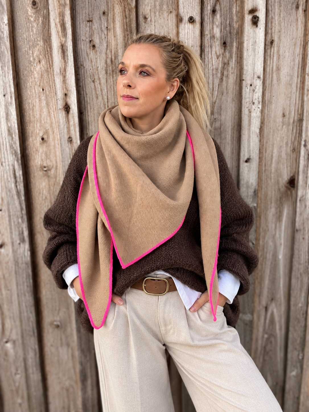 Dreieckstuch mit Wollanteil und Kaschmir – Weicher Strickschal mit Neon-Kante