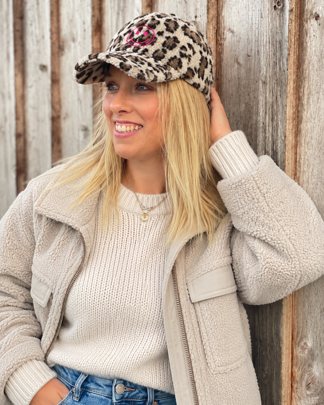 Teddy Leo Cap mit pinkem Smiley – Kuschelige Baseballkappe im Leo-Look