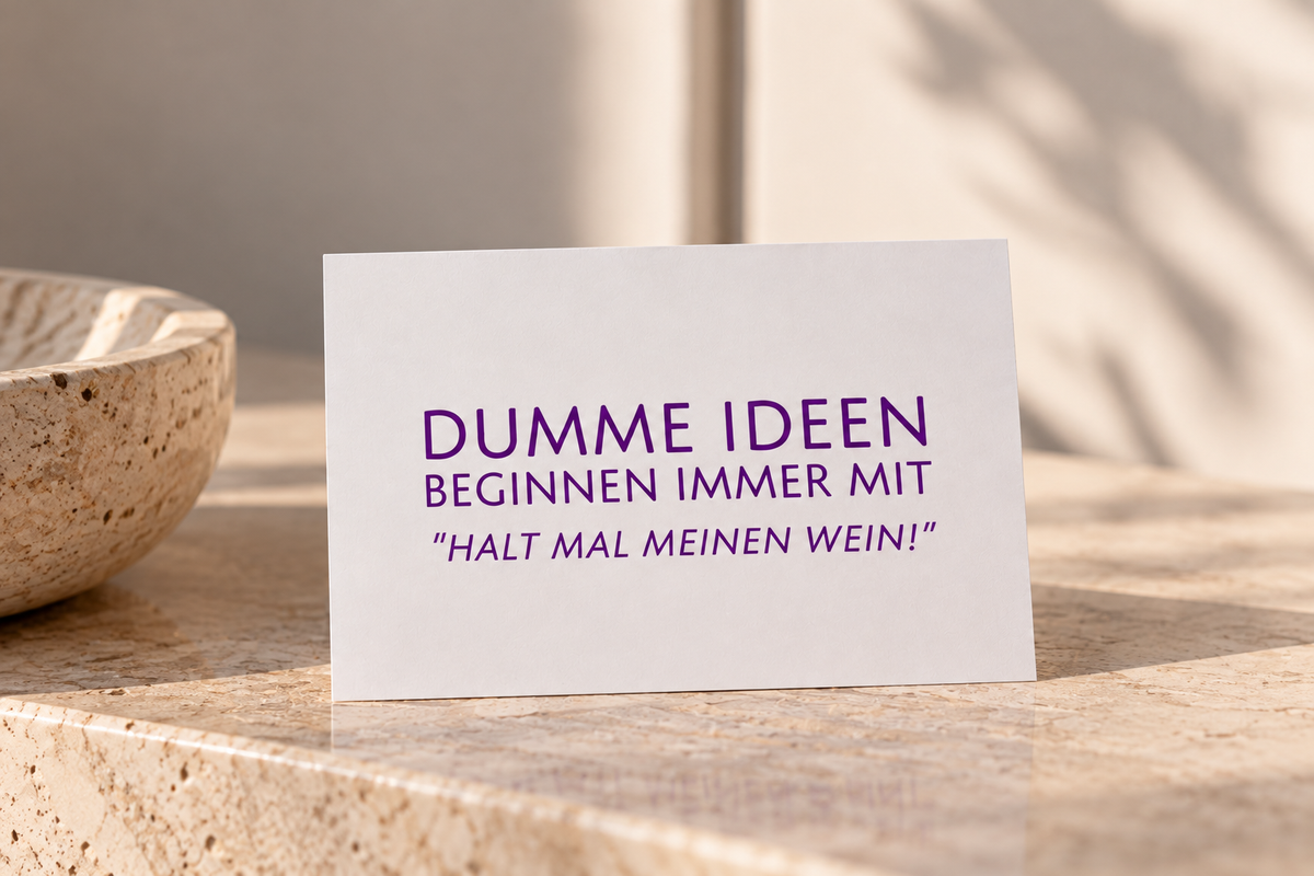 Postkarte Dumme Ideen – Halt mal meinen Wein!