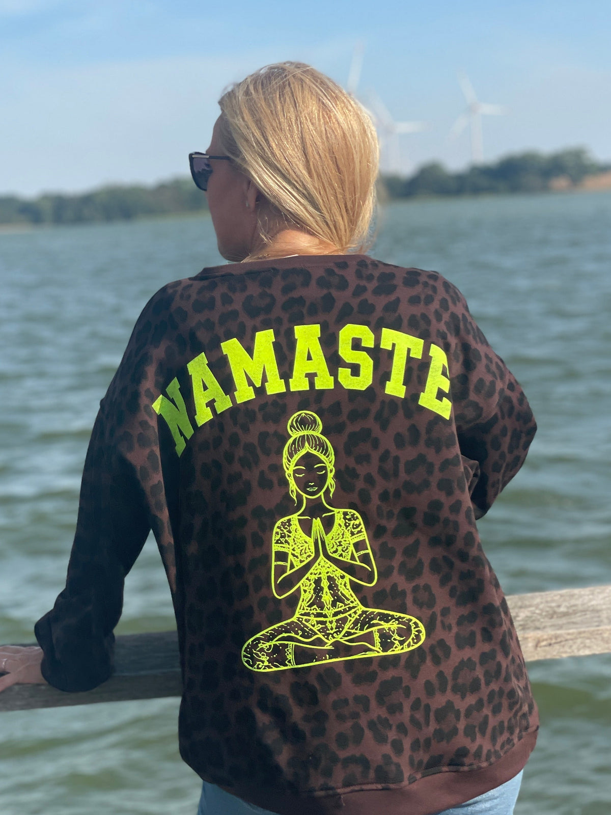 Leo Oversize Sweater „Namasté“ - Neon Gelb