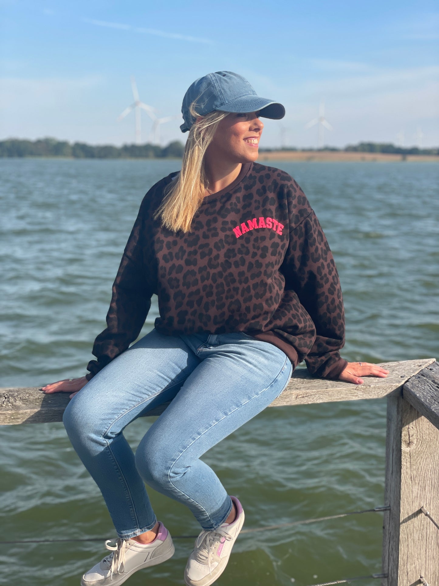 Leo Oversize Sweater „Namasté“ - Neon Pink