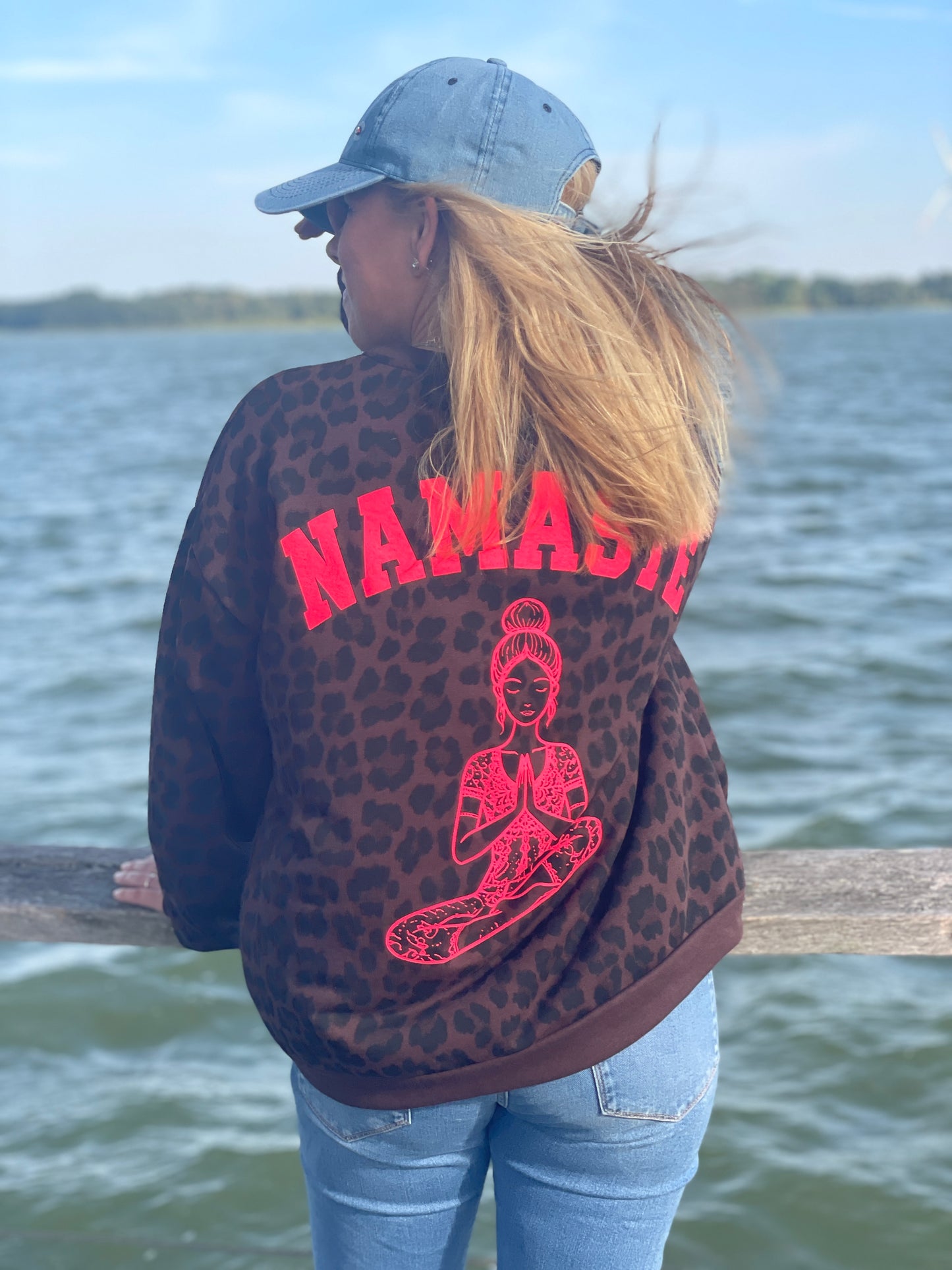 Leo Oversize Sweater „Namasté“ - Neon Pink