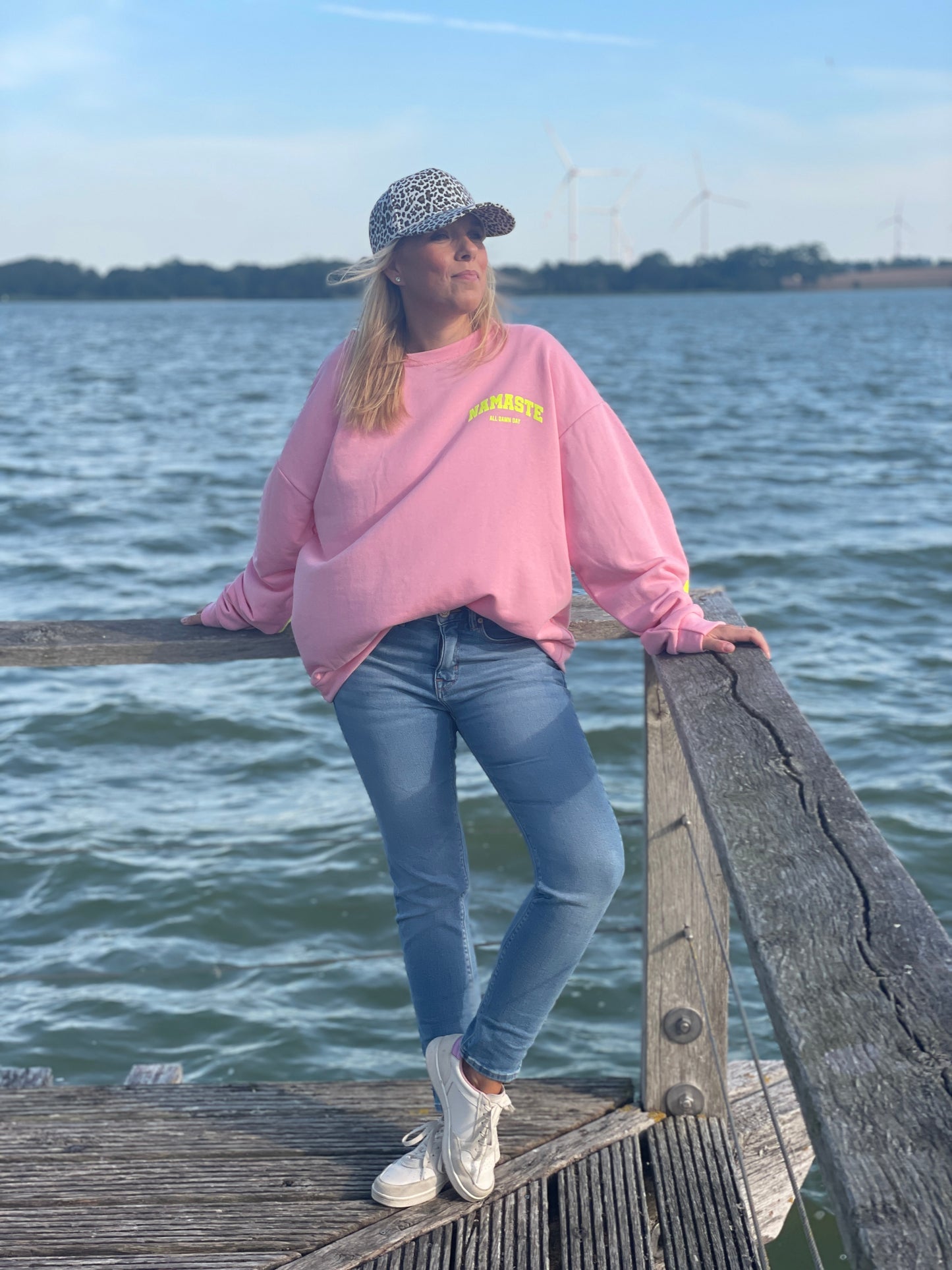 Oversize Sweater „Namasté“ - rosa mit neon gelb