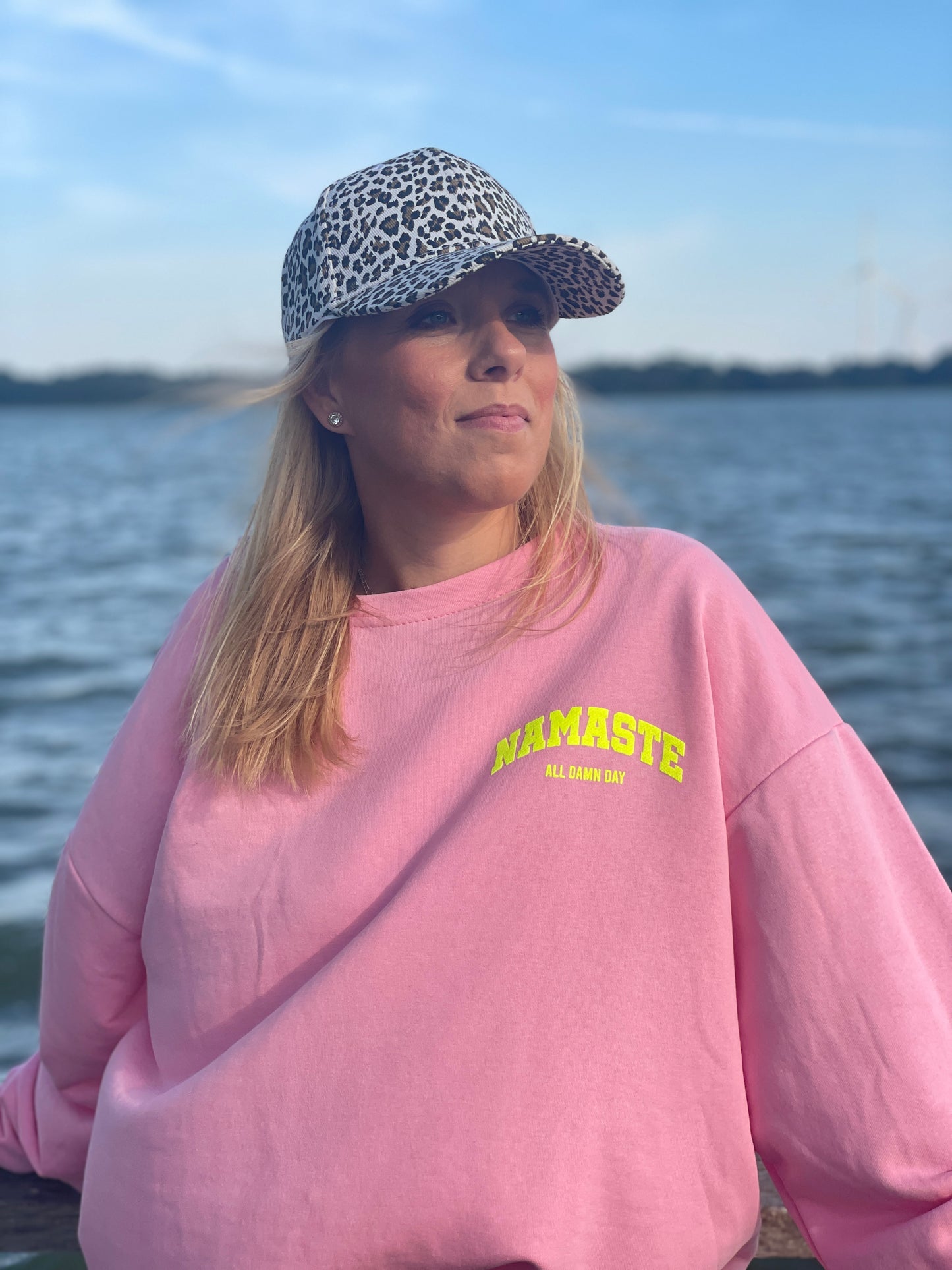 Oversize Sweater „Namasté“ - rosa mit neon gelb