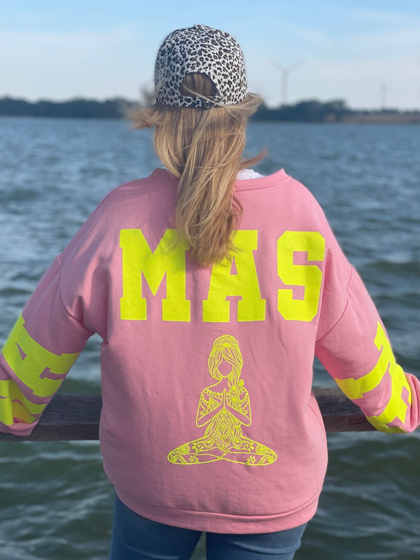 Oversize Sweater „Namasté“ - rosa mit neon gelb