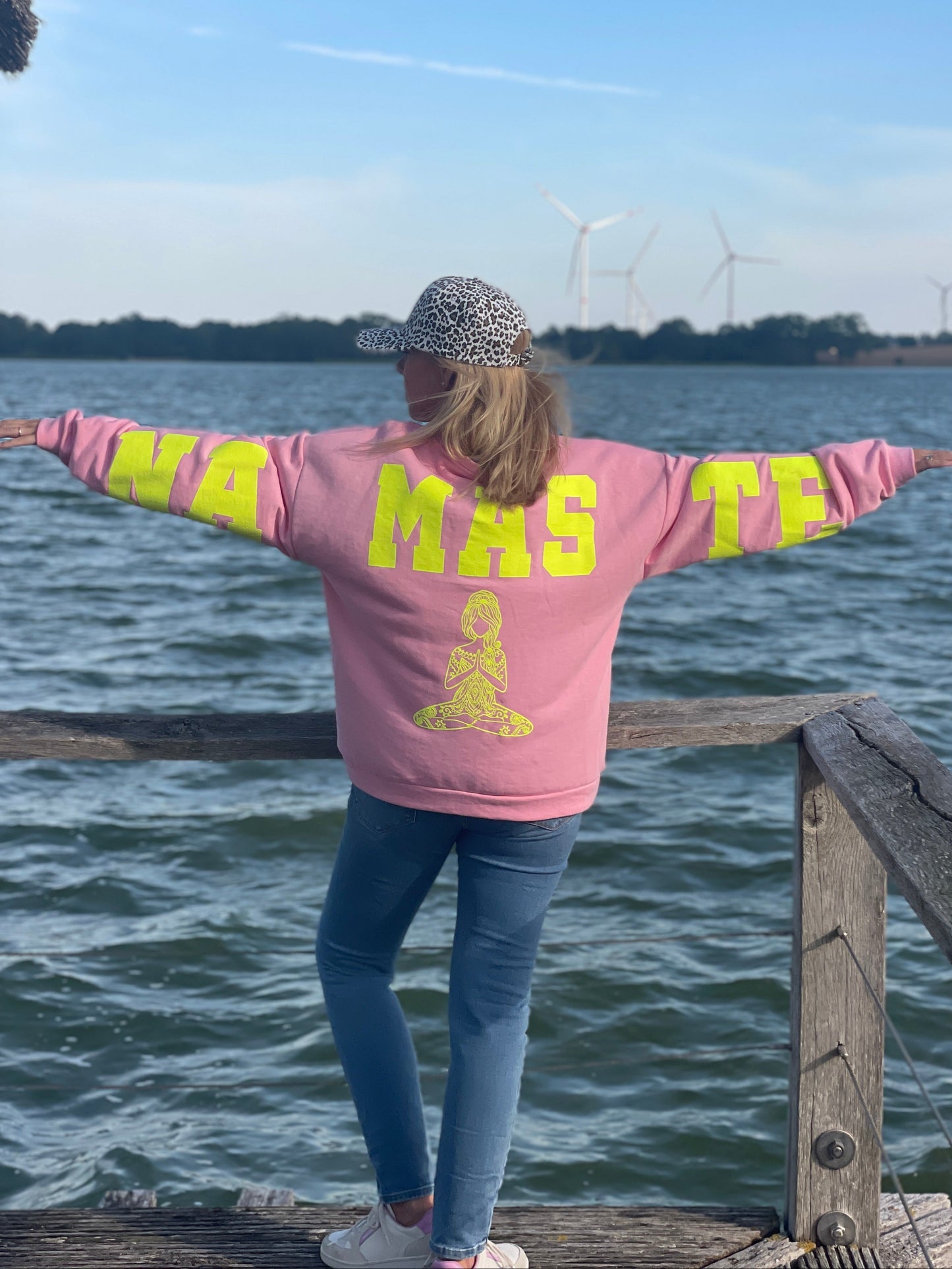 Oversize Sweater „Namasté“ - rosa mit neon gelb