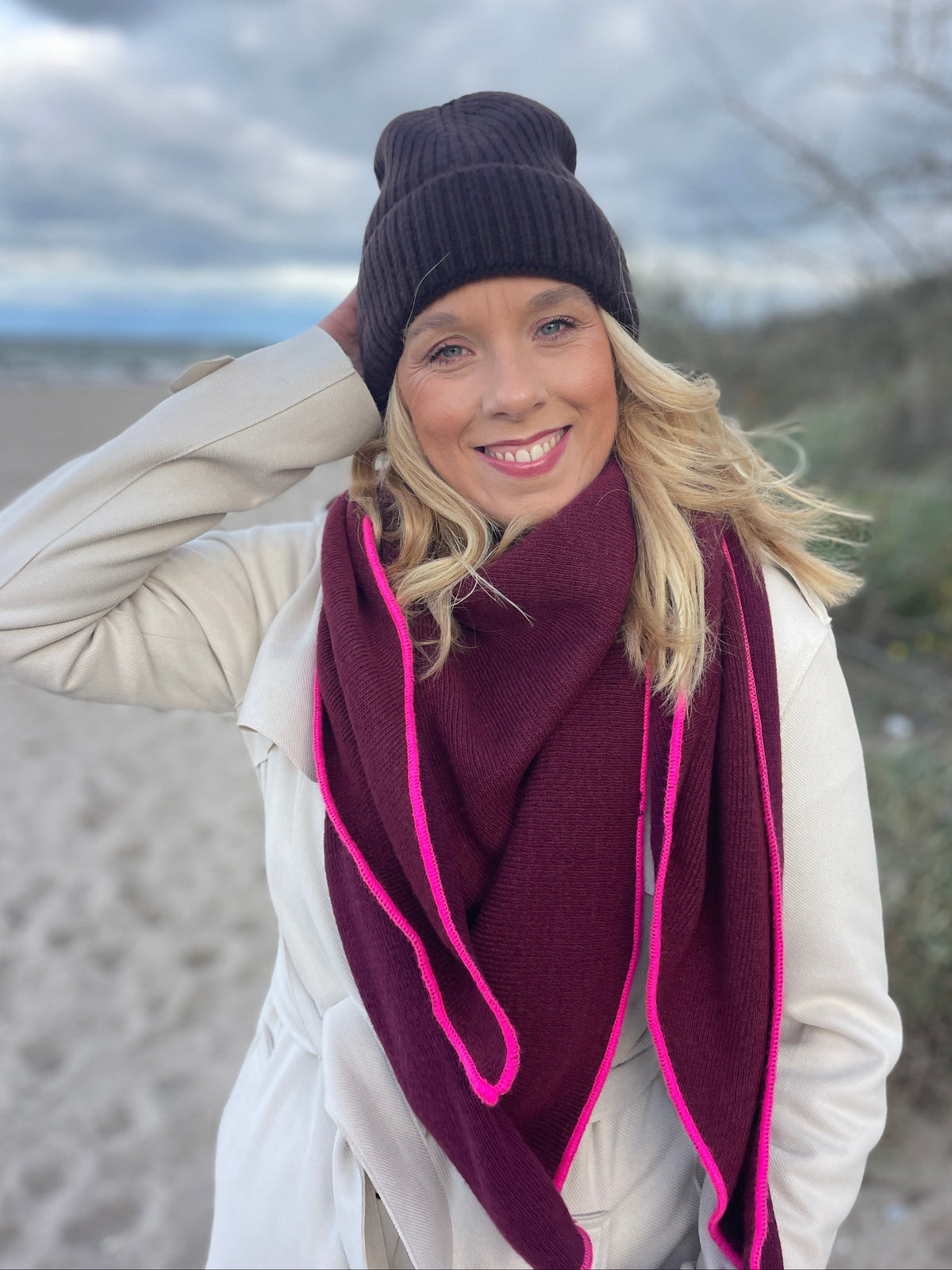 Dreieckstuch mit Wollanteil und Kaschmir – Weicher Strickschal mit Neon-Kante