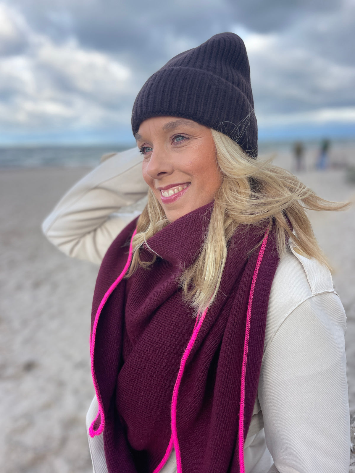 Dreieckstuch mit Wollanteil und Kaschmir – Weicher Strickschal mit Neon-Kante