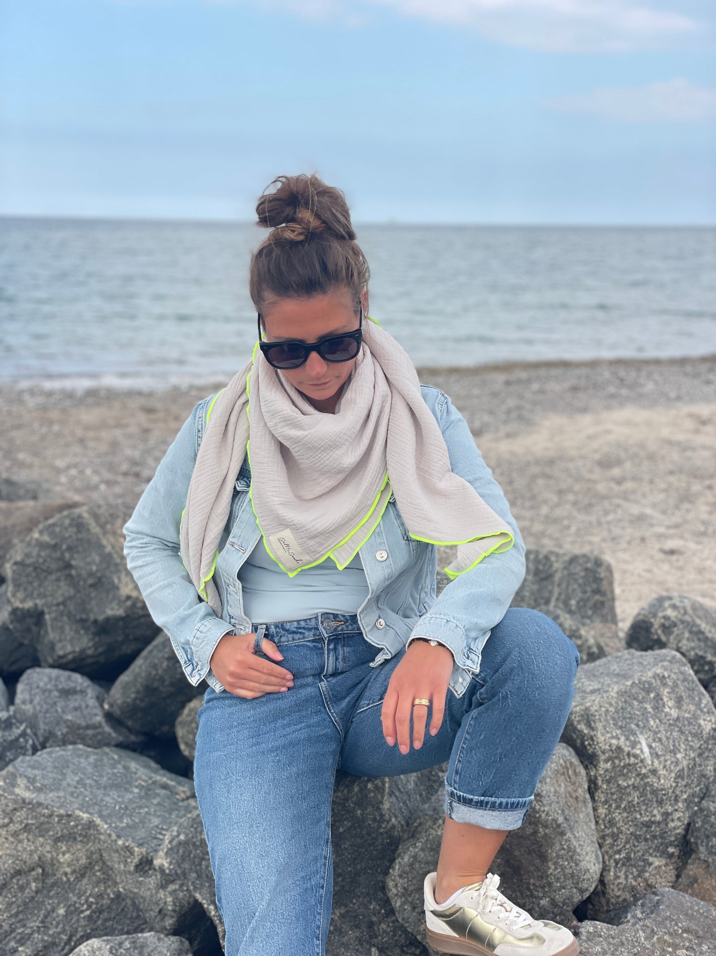 Musselin Tuch Damen l Lichtgrau mit Neon Gelb