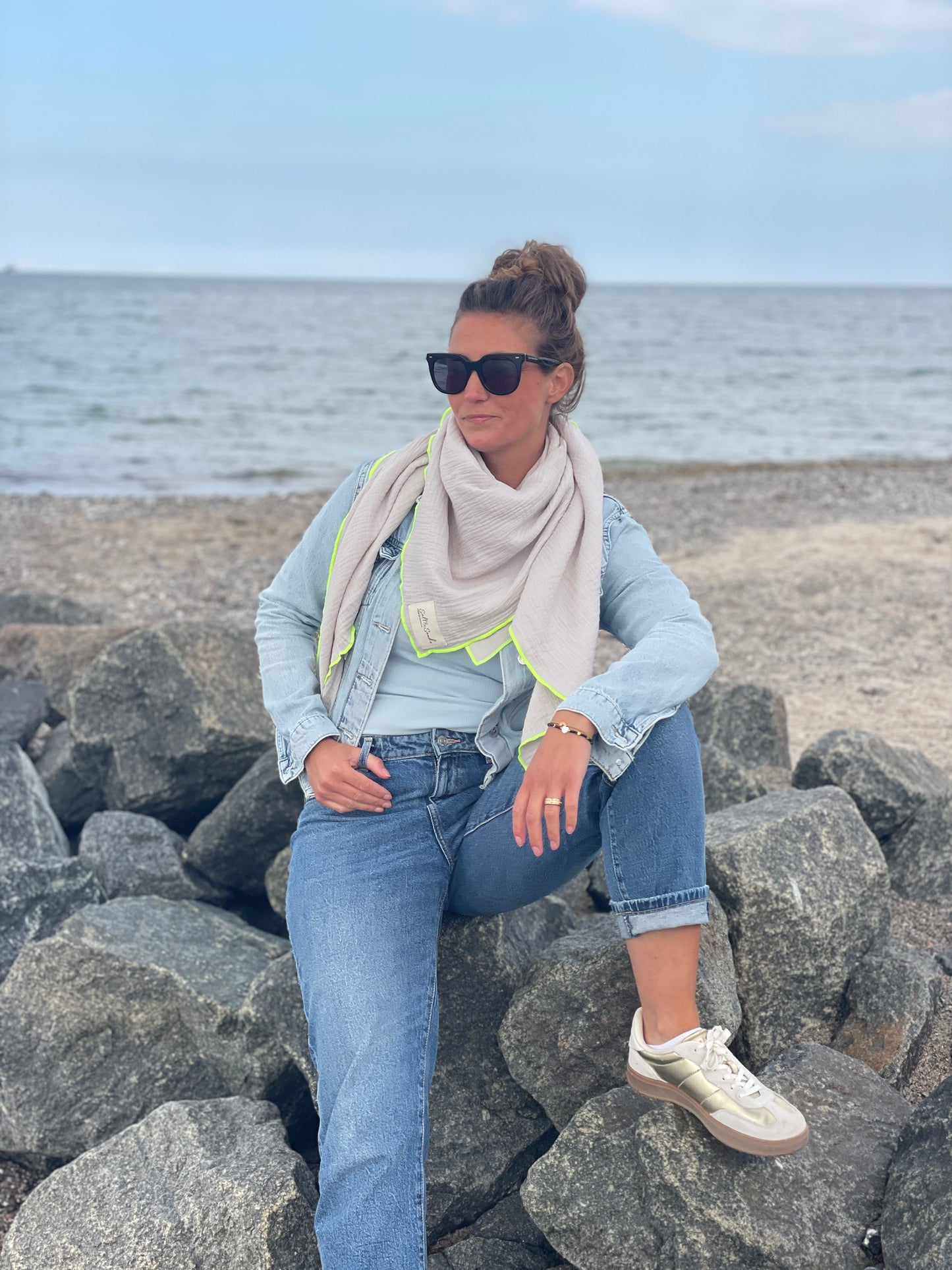Musselin Tuch Damen l Lichtgrau mit Neon Gelb