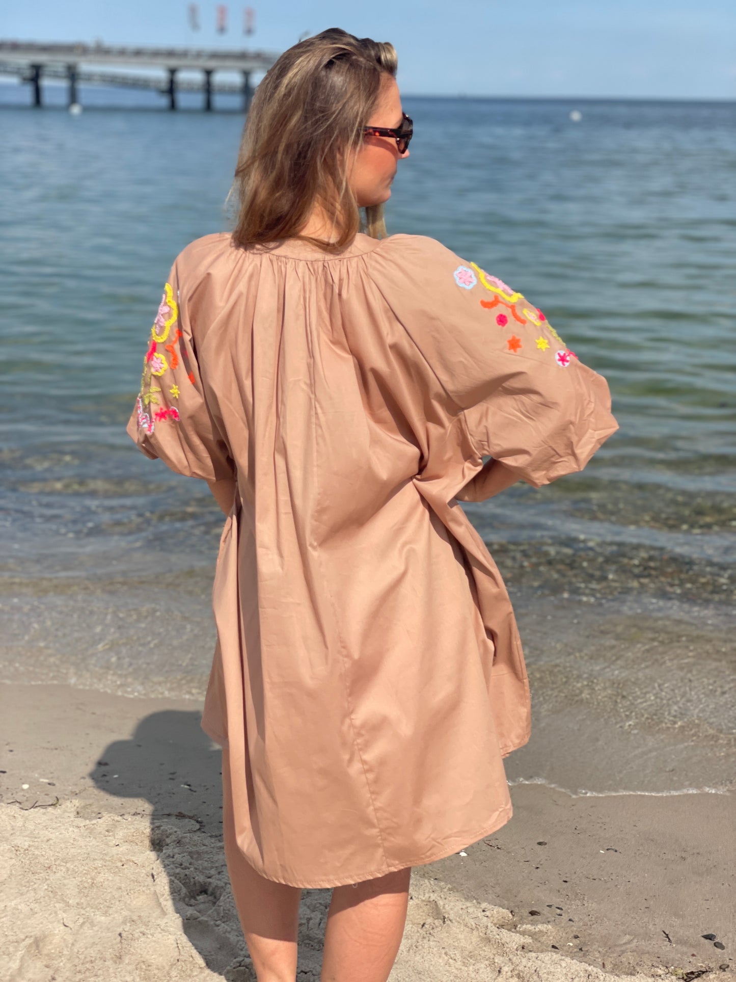 Kleid Coastal Bloom – Sand Dune