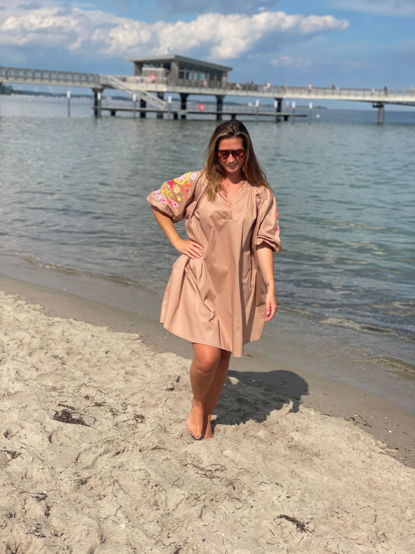 Kleid Coastal Bloom – Sand Dune