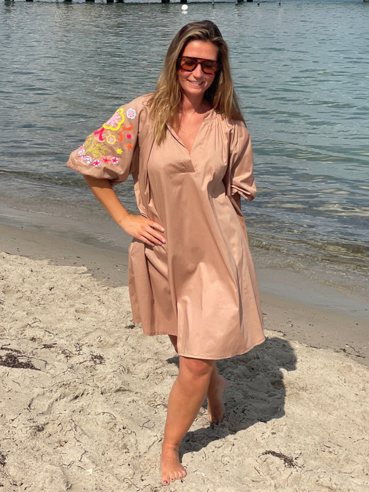 Kleid Coastal Bloom – Sand Dune