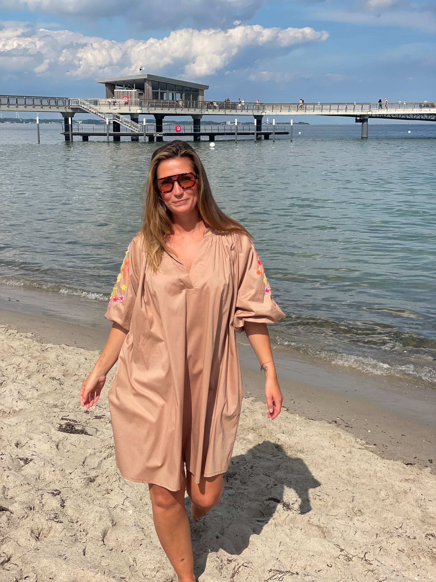 Kleid Coastal Bloom – Sand Dune