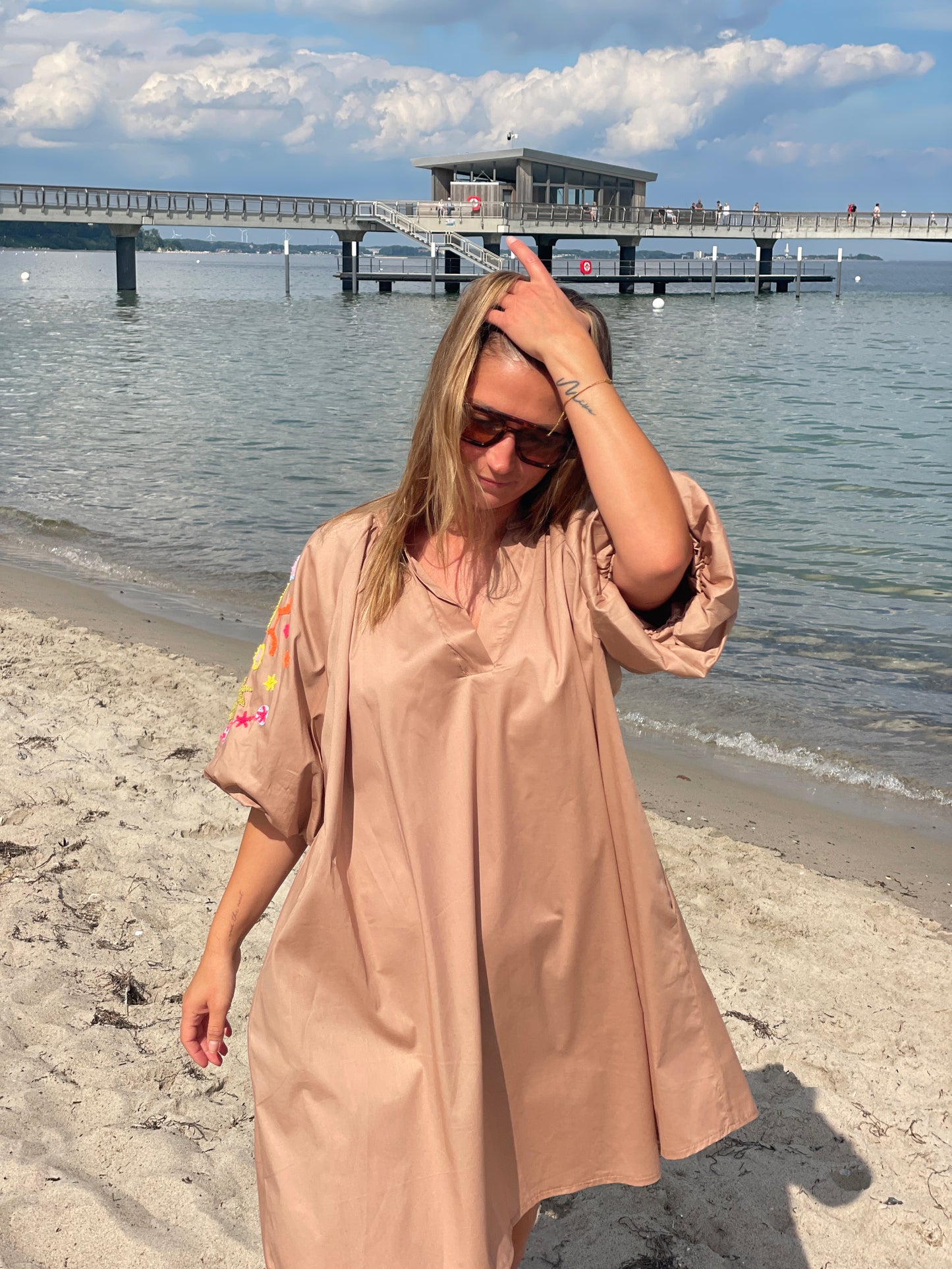Kleid Coastal Bloom – Sand Dune