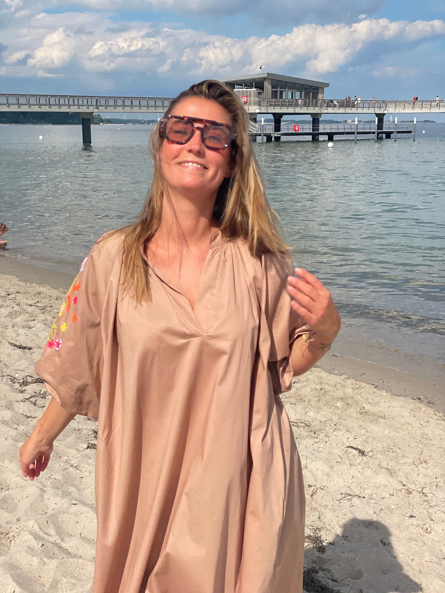 Kleid Coastal Bloom – Sand Dune