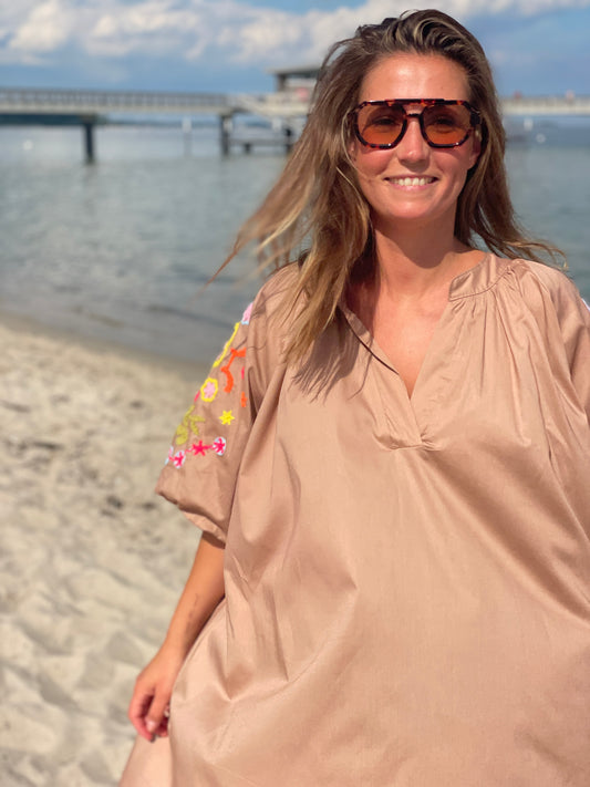 Kleid Coastal Bloom – Sand Dune