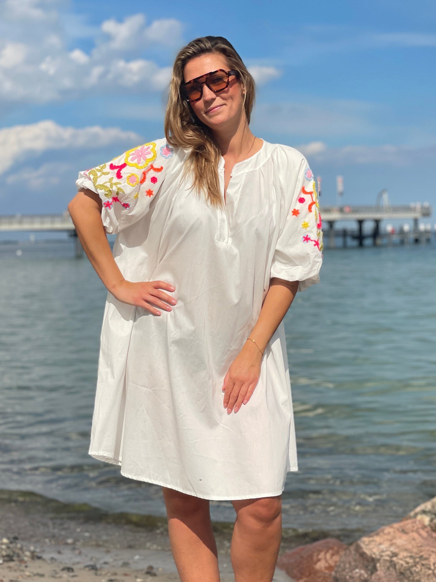 Kleid Coastal Bloom – White Sands