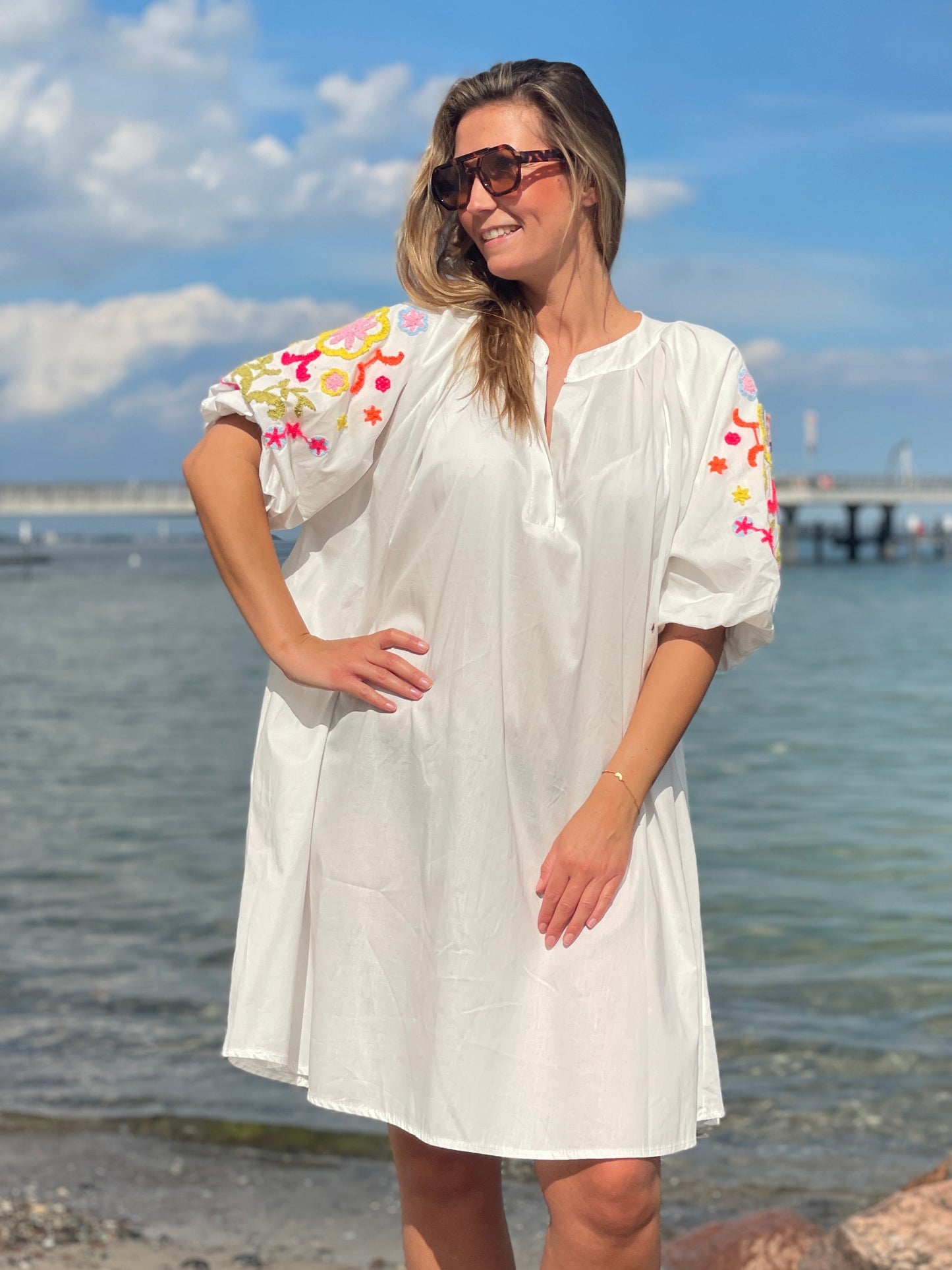 Kleid Coastal Bloom – White Sands