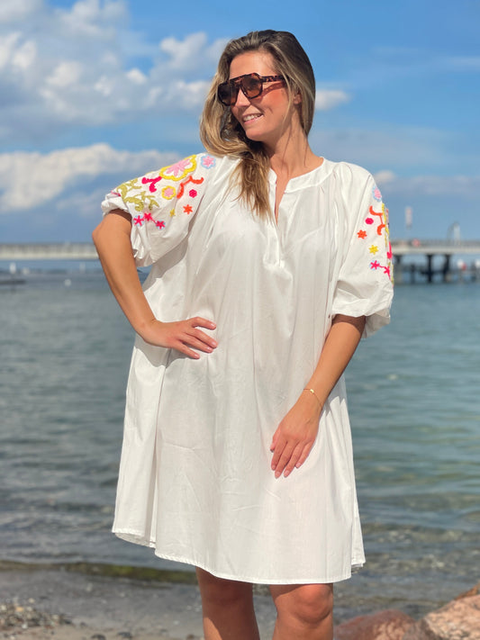 Kleid Coastal Bloom – White Sands