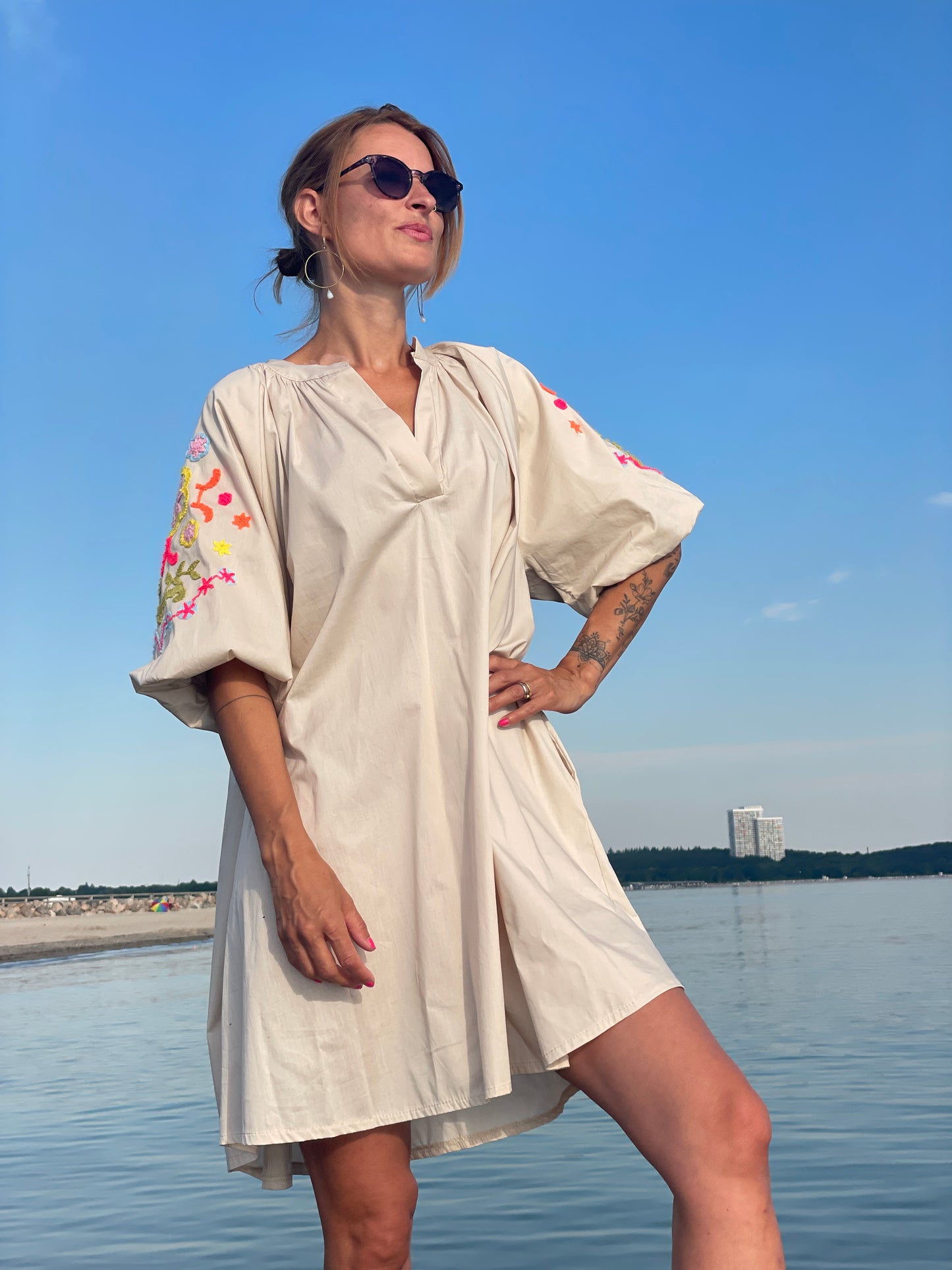 Kleid Coastal Bloom – Light Sand