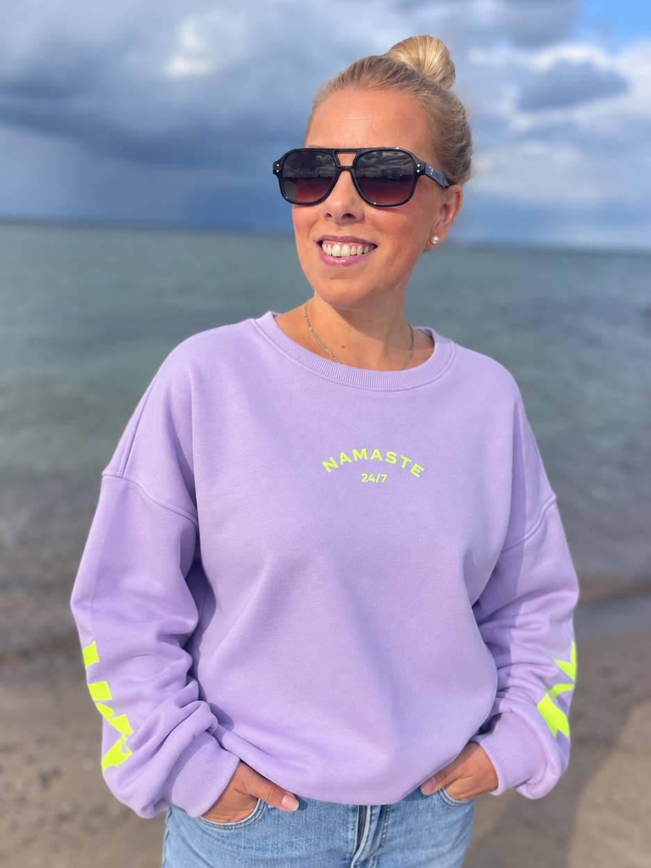 Oversize Sweater „Namasté 24/7“ - lavendel