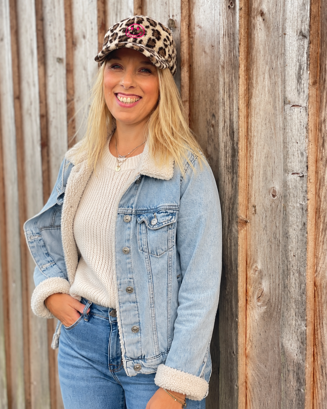 Teddy Leo Cap mit pinkem Smiley – Kuschelige Baseballkappe im Leo-Look