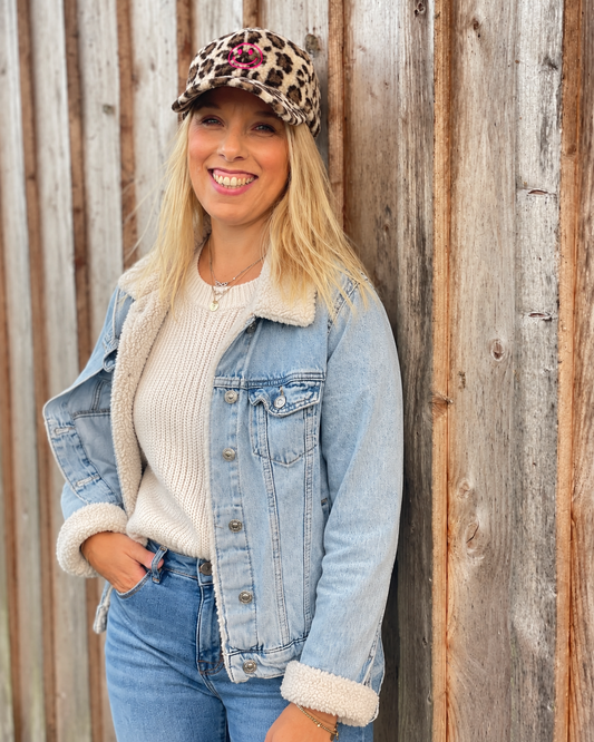 Teddy Leo Cap mit pinkem Smiley – Kuschelige Baseballkappe im Leo-Look