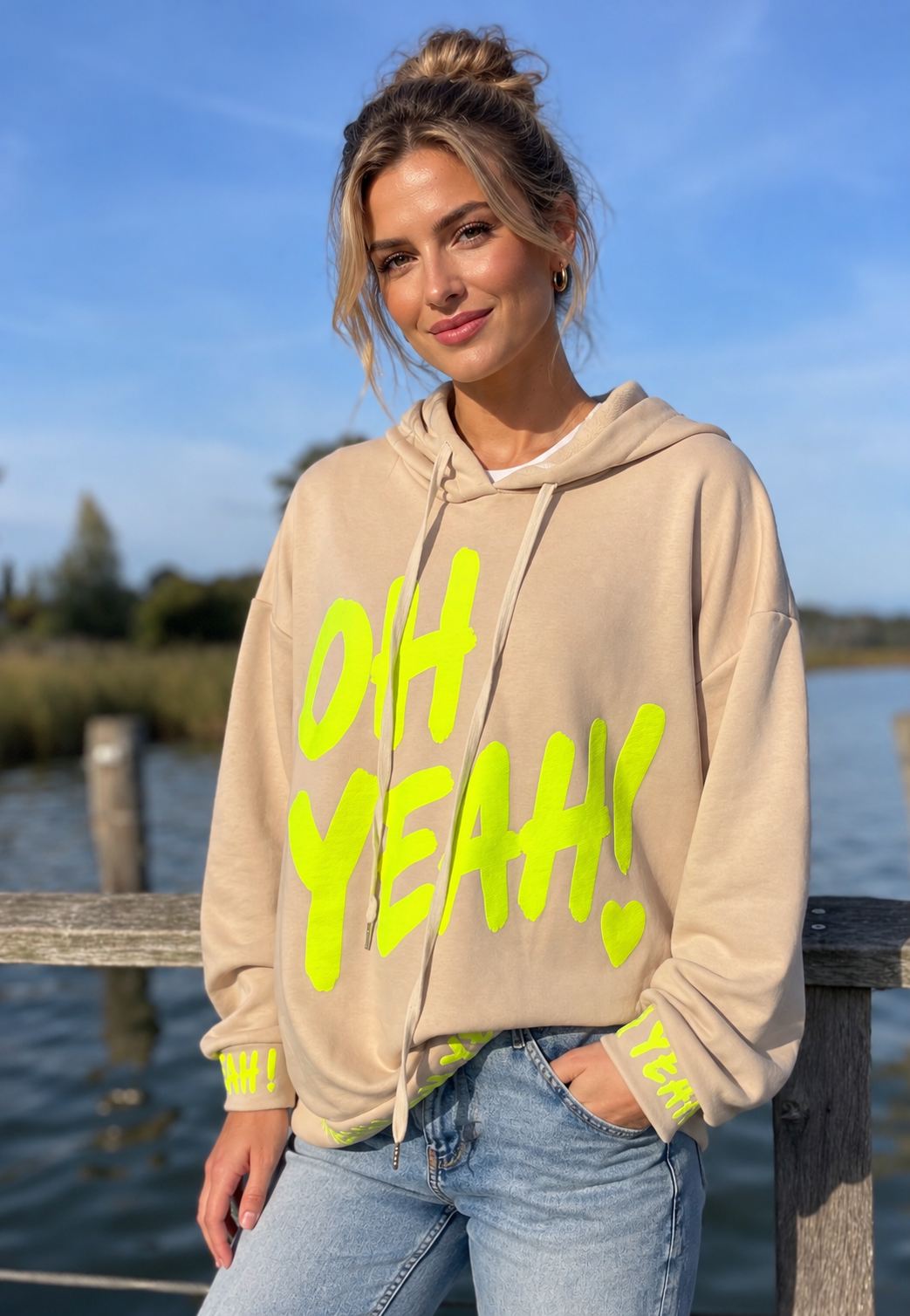 Oversize Hoodie „OH YEAH!“ – Beige mit Neonprint