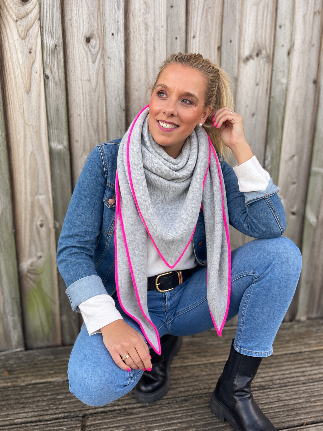 Dreieckstuch mit Wollanteil und Kaschmir – Weicher Strickschal mit Neon-Kante