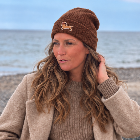 Dackel Beanie Braun – Kuschelige Strickmütze mit Dackel-Motiv