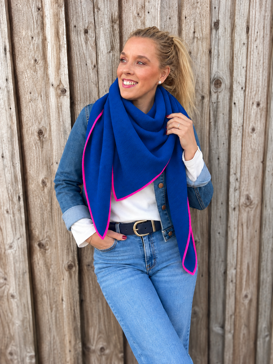 Dreieckstuch mit Wollanteil und Kaschmir – Weicher Strickschal mit Neon-Kante
