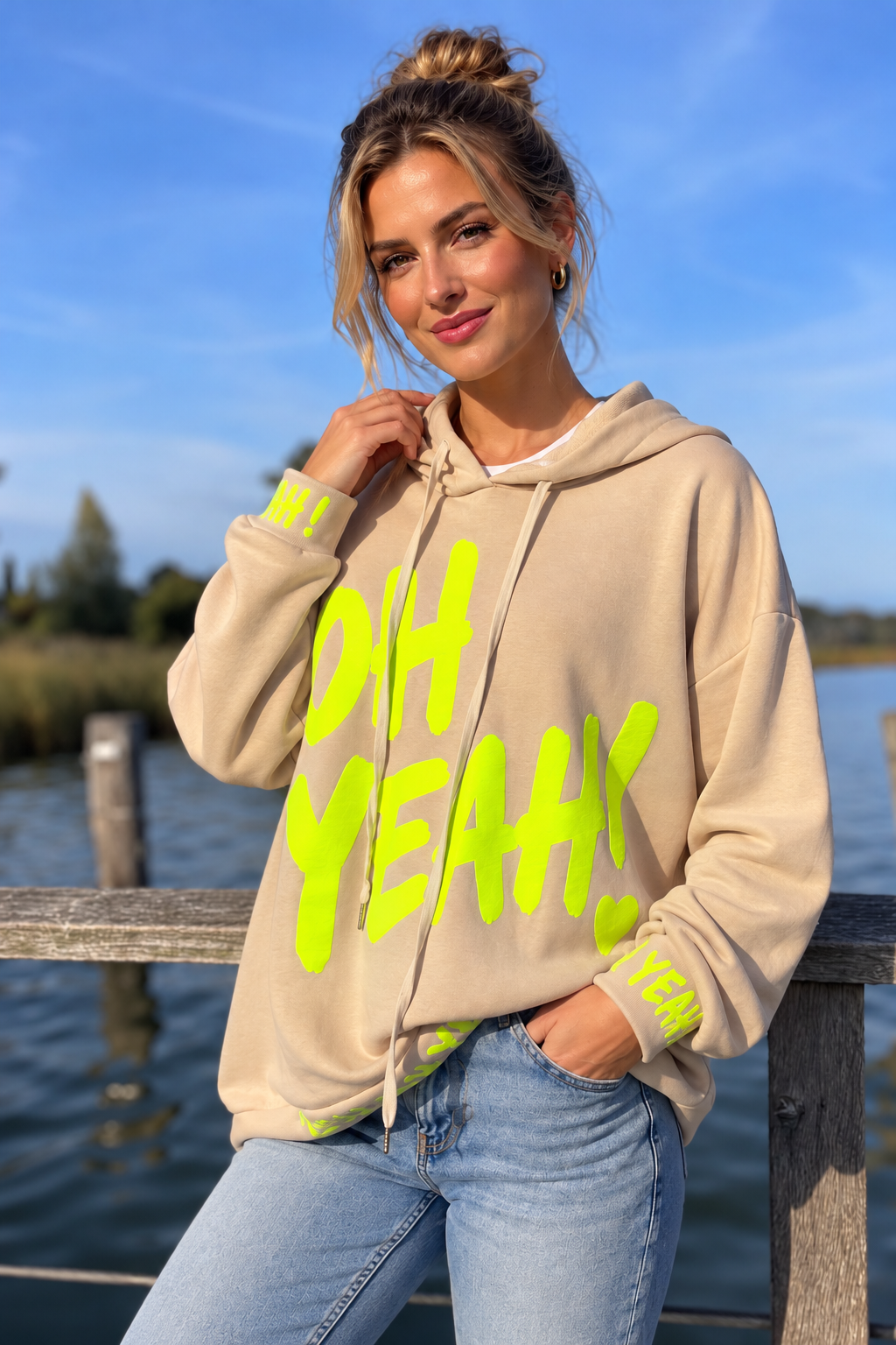 Oversize Hoodie „OH YEAH!“ – Beige mit Neonprint